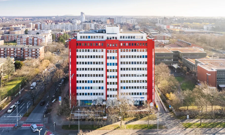 Frontale Luftaufnahme des mehrgeschossigen Bürogebäudes in der Karl-Wiechert-Allee 18–22 in Hannover mit klarer Fassadenstruktur und urbanem Umfeld.