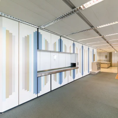 Weitläufiger Innenbereich einer Büroetage mit Teppichboden, integrierten Beleuchtungselementen und repräsentativer Gestaltung im Objekt Karl-Wiechert-Allee 5 in Hannover.