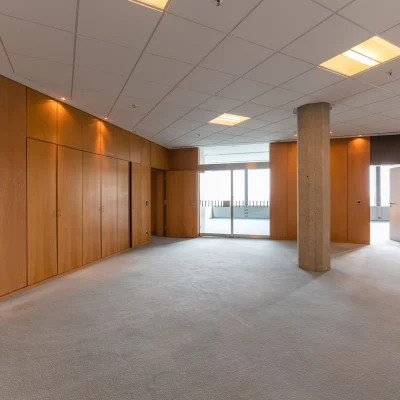 Großzügige Bürofläche mit hochwertigen Holzeinbauten, Stützen und flexibler Raumaufteilung im Bürogebäude Karl-Wiechert-Allee 5 in Hannover.