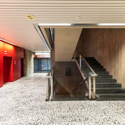 Innenansicht des Treppenhauses mit markanten Farb- und Materialkontrasten im Bürogebäude Karl-Wiechert-Allee in Hannover.