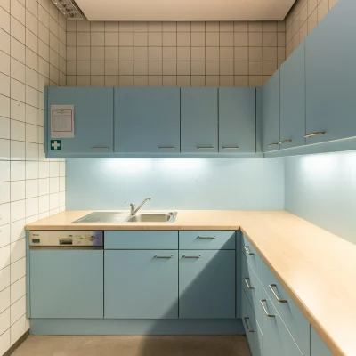 Funktionale Teeküche mit hellen Schränken und Arbeitsflächen im Büroobjekt Karl-Wiechert-Allee in Hannover.