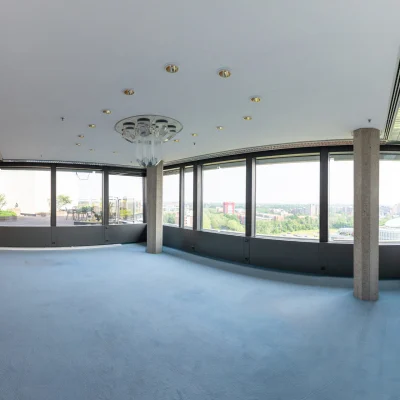 Großzügiger Büroraum mit Eckverglasung und viel Tageslicht im Bürogebäude Karl-Wiechert-Allee in Hannover.