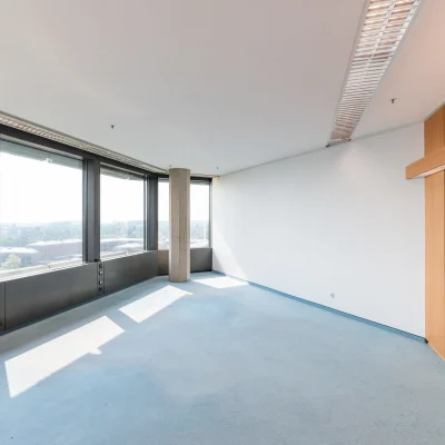 Lichtdurchfluteter Büroraum mit weitem Ausblick und moderner Ausstattung im Bürogebäude Karl-Wiechert-Allee in Hannover.