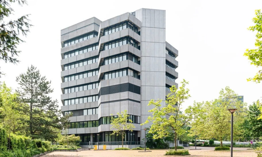 Außenansicht des Bürogebäudes in der Karl-Wiechert-Allee in Hannover mit markanter Architektur, mehreren Staffelgeschossen und grünem Umfeld.