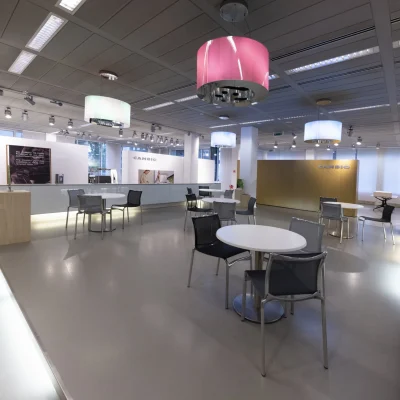 Großzügiger, moderner Loungebereich mit Sitzgruppen und Designleuchten im Büro- und Showroomgebäude an der Kaiserswerther Straße in Düsseldorf.