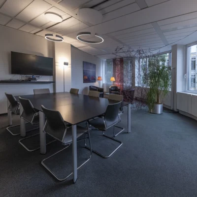 Offene Büro- und Empfangszone mit moderner Beleuchtung, klaren Linien und funktionaler Raumaufteilung im Gebäude an der Kaiserswerther Straße in Düsseldorf.