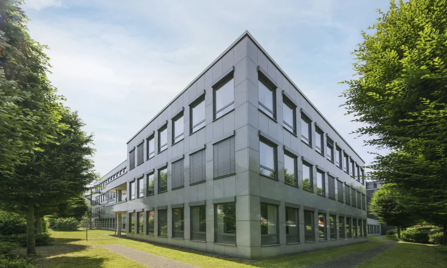 Moderne Außenansicht des Büroobjekts Nördlicher Zubringer in Düsseldorf mit klarer Fassadenstruktur, großen Fensterflächen und grüner Umgebung in ruhiger Lage.