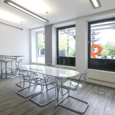 Moderne Teeküche im Büroobjekt Nördlicher Zubringer in Düsseldorf als praktischer Aufenthaltsbereich für Mitarbeitende.