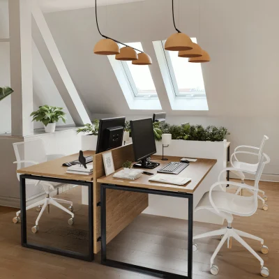 Visualisierte Bürofläche im Dachgeschoss in der Prenzlauer Promenade 190 in Berlin mit zwei Arbeitsplätzen, Dachfenstern, Holzfußboden und modernen Pendelleuchten – beispielhafte Möblierung zur Darstellung der Nutzungsmöglichkeiten.