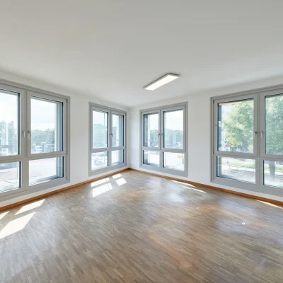 Leerer Büroraum mit Fenster, hellem Bodenbelag und neutralen Wandflächen, ideal für Einzel- oder Besprechungsbüro.