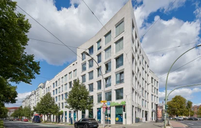 Moderne Büroimmobilie an der Prenzlauer Promenade 190 in Berlin mit klarer Fassadengestaltung, großen Fensterflächen und urbanem Umfeld.