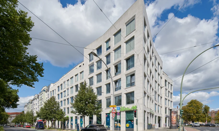 Moderne Büroimmobilie an der Prenzlauer Promenade 190 in Berlin mit klarer Fassadengestaltung, großen Fensterflächen und urbanem Umfeld.