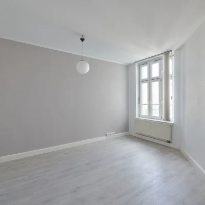 Unmöblierte Bürofläche mit rechteckigem Grundriss, Fenster und neutraler Gestaltung zur individuellen Einrichtung.