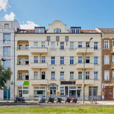 Detailansicht der historischen Backsteinfassade der Büroimmobilie Prenzlauer Promenade 190 in Berlin mit klassischen Fensterelementen.