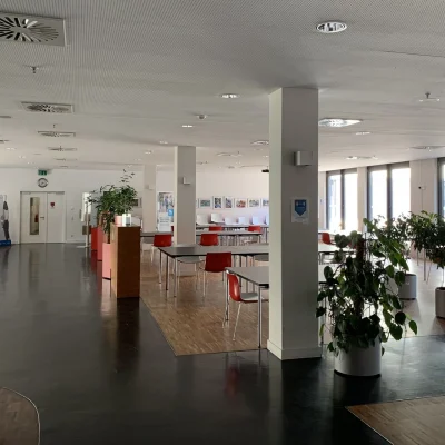 Gemeinschaftsbereich im Bürogebäude Raffineriestraße in Halle mit Sitzmöglichkeiten, Pflanzen und moderner Innenraumgestaltung.