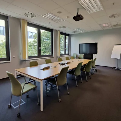 Besprechungsraum im Bürogebäude Raffineriestraße in Halle mit Konferenztisch, Medientechnik und heller, funktionaler Ausstattung.