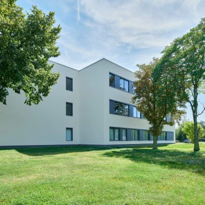 Außenansicht des Bürogebäudes in der Raffineriestraße in Halle mit moderner Architektur, großzügigen Fensterflächen und gepflegten Grünanlagen.