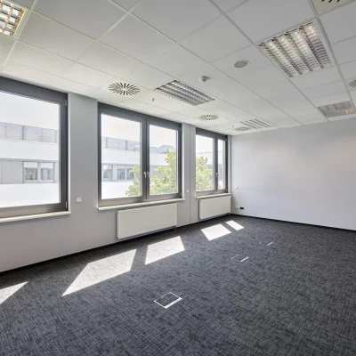 Großzügige Bürofläche im Objekt Raffineriestraße in Halle mit offenem Grundriss, Rasterdecke und viel Tageslicht durch große Fenster.