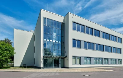 Seitliche Außenansicht des Bürogebäudes in der Raffineriestraße in Halle mit moderner Fassadengestaltung und klarer Linienführung.