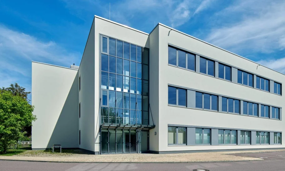 Seitliche Außenansicht des Bürogebäudes in der Raffineriestraße in Halle mit moderner Fassadengestaltung und klarer Linienführung.