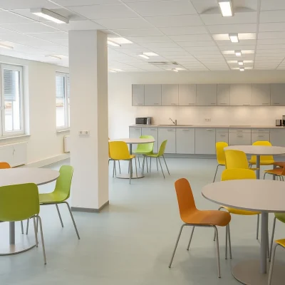 Gemeinschaftsküche mit Küchenzeile und Sitzmöglichkeiten im Objekt Kreuzberger Ring 68 in Wiesbaden.