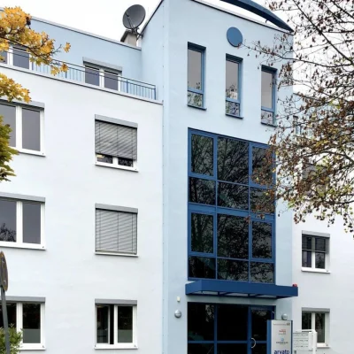 Außenansicht des Gebäudes Kreuzberger Ring 68 in Wiesbaden mit blauer Fensterfront am Eingang.