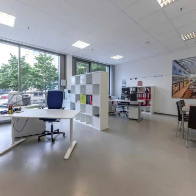 Helle Bürofläche in den Aachen Arcaden mit flexibler Raumaufteilung und großen Fenstern.