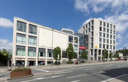 Eckansicht der Aachen Arcaden mit Büroflächen und integriertem Shoppingcenter.