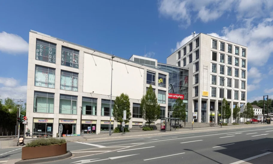 Eckansicht der Aachen Arcaden mit Büroflächen und integriertem Shoppingcenter.