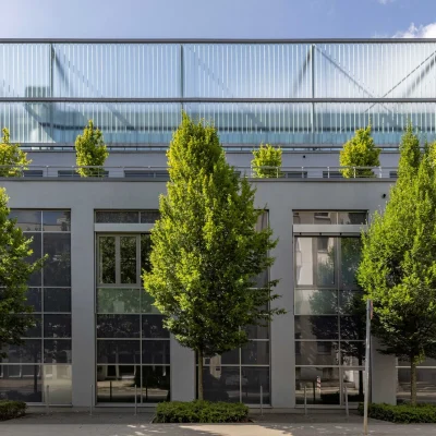 Gebäudekomplex der Aachen Arcaden mit Glasfassade und zentralem Eingangsbereich.