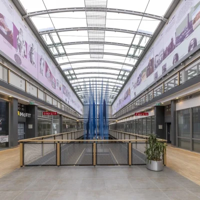 Innenansicht der Aachen Arcaden mit lichtdurchfluteter Einkaufspassage und Glasdach.