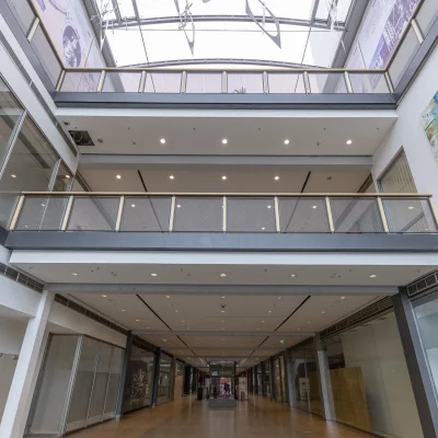 Blick in die inneren Galerien der Aachen Arcaden mit mehreren Ebenen und moderner Architektur.