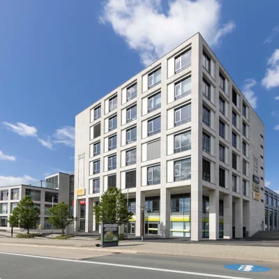 Straßenansicht der Aachen Arcaden mit klarer Fassadengliederung und urbaner Umgebung.