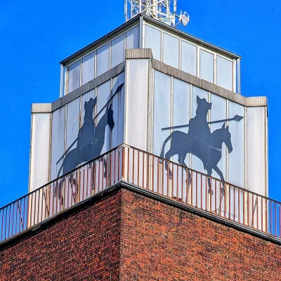 Markanter Turm des Alboinkontors in der Alboinstraße in Berlin mit historischer Backsteinarchitektur.