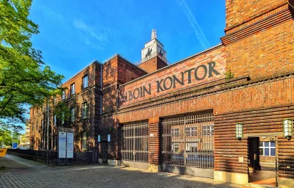 Haupteingang des Alboinkontors in Berlin mit Zugang zum Innenhof und historischen Fassadenelementen.