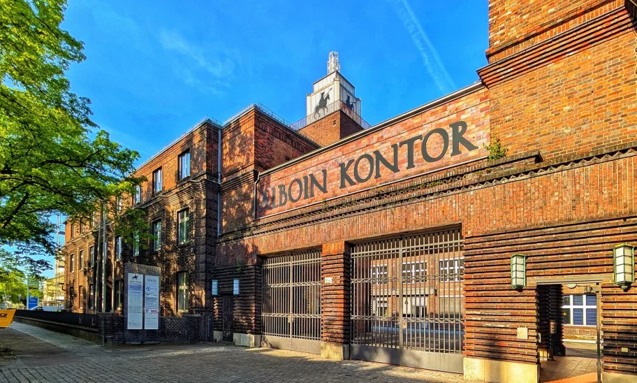 Haupteingang des Alboinkontors in Berlin mit Zugang zum Innenhof und historischen Fassadenelementen.