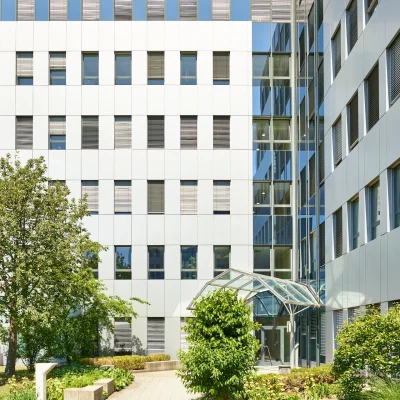 Moderner Eckeingang des Bürogebäudes in der Lina-Ammon-Straße 9 in Nürnberg
