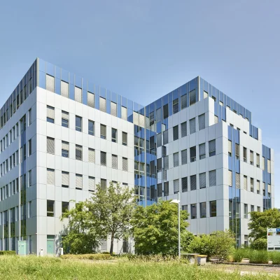 Bürogebäude mit weitläufiger Grünfläche und Bäumen in Nürnberg
