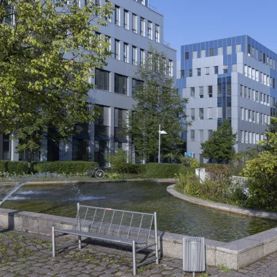 Springbrunnen vor modernen Bürogebäuden in Nürnberg