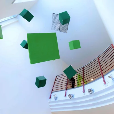 Modernes Foyer mit hoher Decke und architektonischen Elementen in Nürnberg