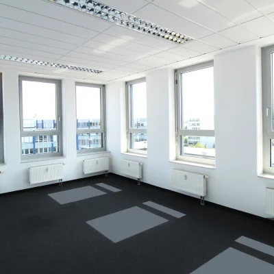 Leere, helle Bürofläche mit großen Fenstern in Nürnberg