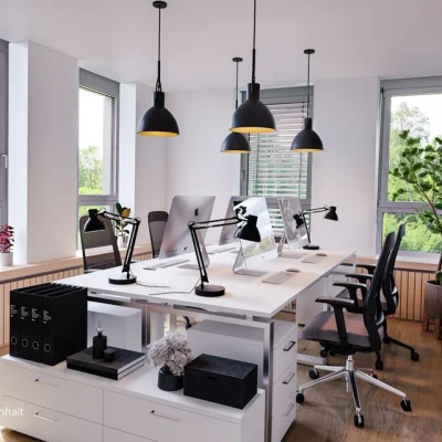 Modernes Vier-Raum-Büro mit mehreren Arbeitsplätzen, großen Fenstern und Pflanzen in Nürnberg