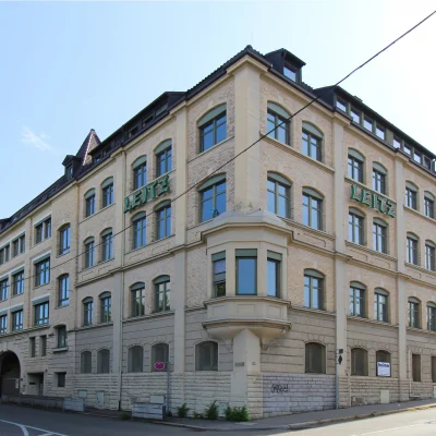 Historisches Gewerbegebäude in Stuttgart mit klassischer Steinfassade als Eckbau.
