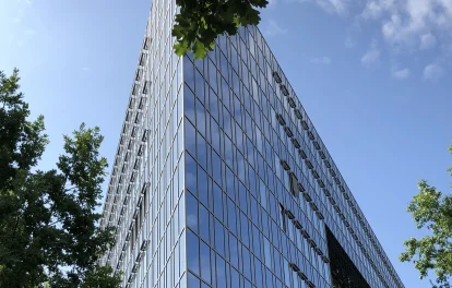 Architektonisches Detail des Delta Haus in Wiesbaden mit moderner Glasfassade und markanter Gebäudeecke.