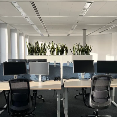 Helles Großraumbüro im Delta Haus Wiesbaden mit mehreren Arbeitsplätzen und moderner Büroausstattung