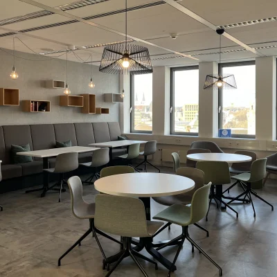 Moderne Lounge im Delta Haus Wiesbaden mit Sitzgelegenheiten und angenehmer Arbeitsatmosphäre.
