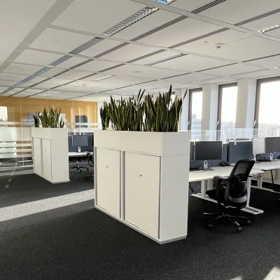 Offene Bürofläche im Delta Haus Wiesbaden mit modernen Arbeitsplätzen und viel Tageslicht.