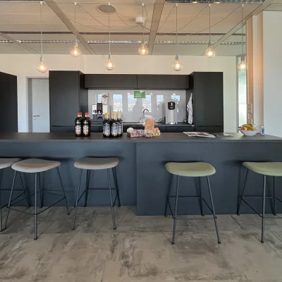 Moderne Teeküche im Delta Haus Wiesbaden mit Sitzplätzen und hochwertiger Ausstattung.