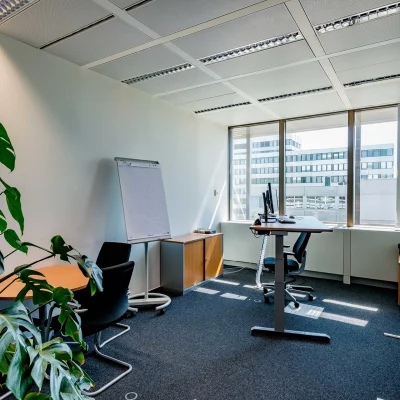 Helles Einzelbüro im Gehrmann Haus Wiesbaden mit großem Fenster, Schreibtisch und moderner Ausstattung.