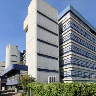 Eckansicht eines modernen Bürogebäudes mit Glasfassade und begrüntem Umfeld in der Siemensstraße 64 in Stuttgart.